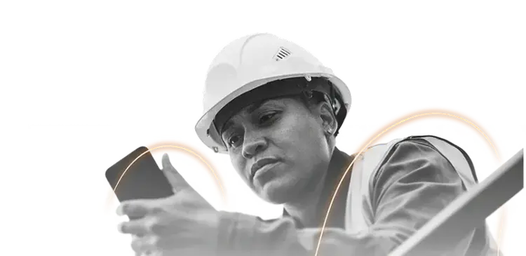 Une personne portant un casque de sécurité et un gilet regarde attentivement un smartphone, l'air concentré et engagé, tandis qu'un graphique d'arc lumineux dopé à l'IA pour l'EHS brille en arrière-plan.
