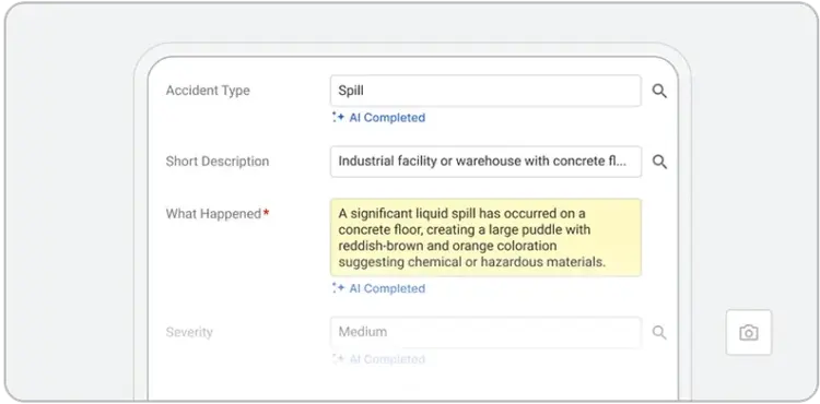 Une interface de formulaire dopée à l'IA pour l'EHS est présentée avec des champs remplis : Type d'accident renseigné comme Déversement, Description courte comme Installation industrielle ou entrepôt avec sol en béton…, et une note détaillée décrivant un déversement chimique sur un sol en béton.
