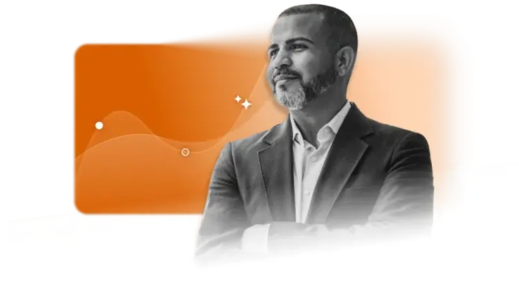 Un homme en costume, les bras croisés, regarde avec assurance sur le côté, sur un fond orange abstrait aux lignes et points subtils, symbolisant le leadership dans les solutions de plateforme logicielle EHS.